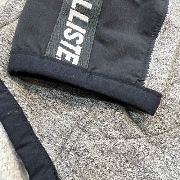 Mens Hollister zip up. Size Small - Picture 3 of 3